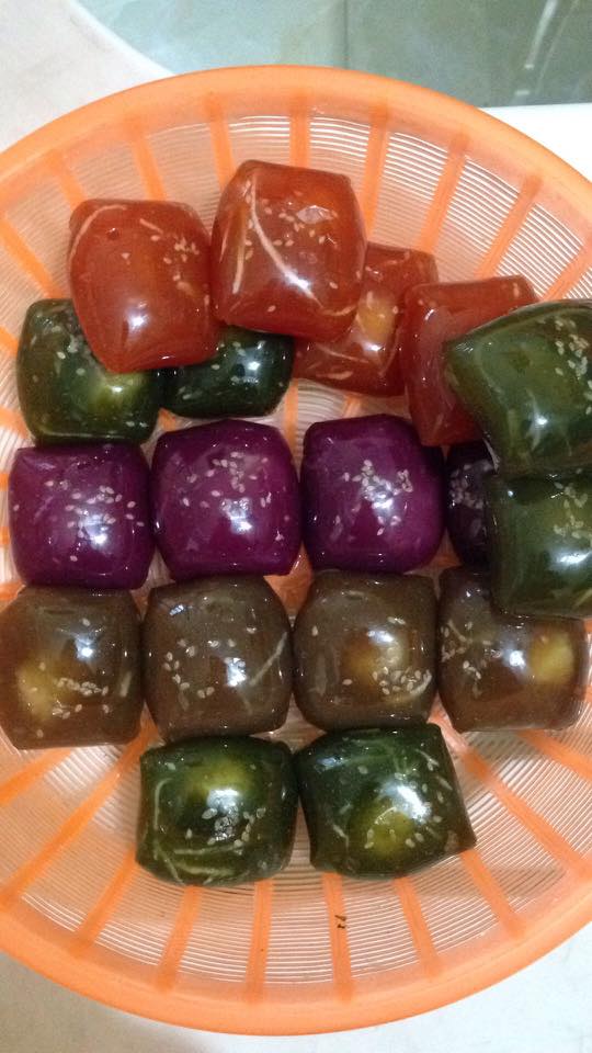 ram-thang-gieng-du-cac-loai-banh-mau-sac-ruc-ro