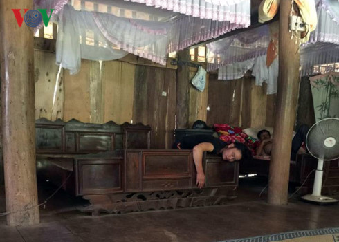 son-la-la-ky-loat-chuc-nguoi-me-sang-mong-du-nhay-mua-suot-ngay