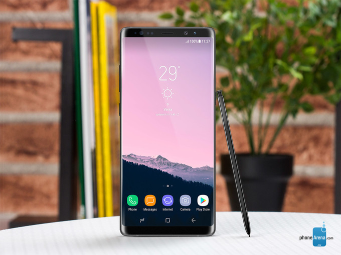 galaxy-note-8-trong-that-hap-dan-khi-dung-canh-loat-dien-smartphone-hang-dau