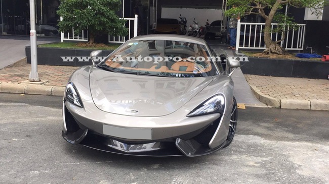 sieu-xe-cu-mclaren-570s-cua-cuong-do-la-lot-xac-an-tuong-nho-goi-do-hang-hieu