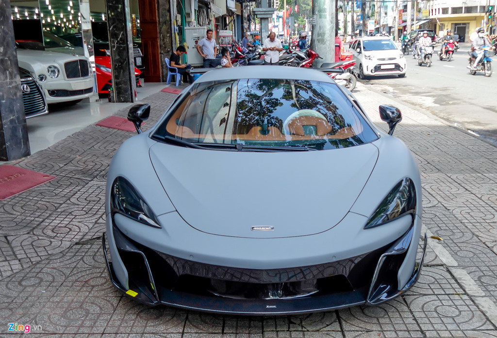 sieu-xe-cu-mclaren-570s-cua-cuong-do-la-lot-xac-an-tuong-nho-goi-do-hang-hieu