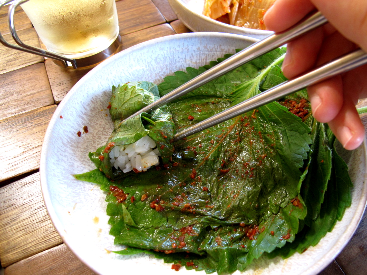 vi-sao-la-tia-to-ban-re-nhu-cho-o-viet-gia-700-dongla-dat-khet-o-nhat