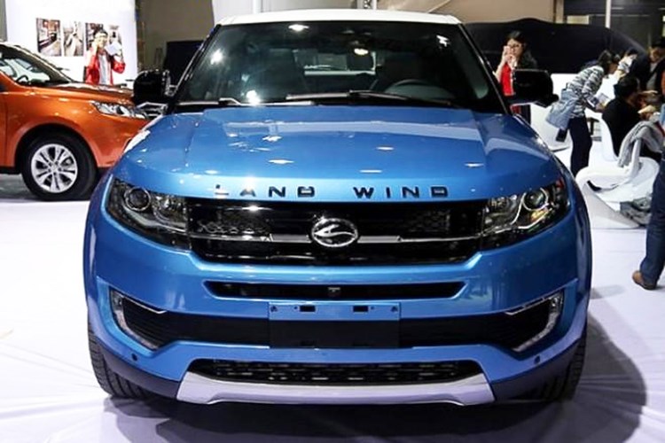 o-to-7-cho-nhai-xe-sang-range-rover-gia-chi-330-trieu-dong-gay-sot