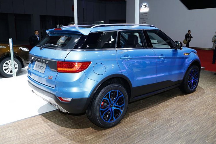 o-to-7-cho-nhai-xe-sang-range-rover-gia-chi-330-trieu-dong-gay-sot