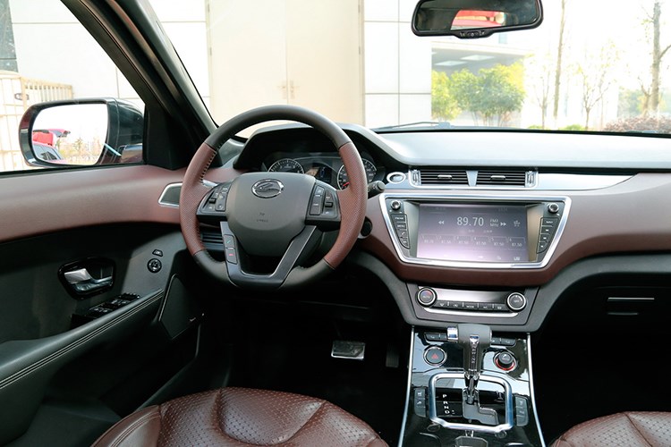 o-to-7-cho-nhai-xe-sang-range-rover-gia-chi-330-trieu-dong-gay-sot