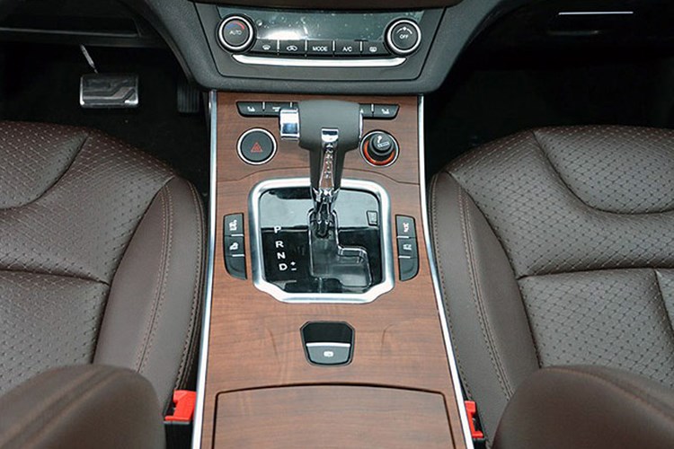 o-to-7-cho-nhai-xe-sang-range-rover-gia-chi-330-trieu-dong-gay-sot