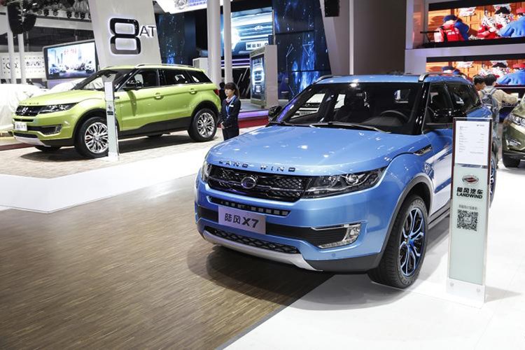 o-to-7-cho-nhai-xe-sang-range-rover-gia-chi-330-trieu-dong-gay-sot