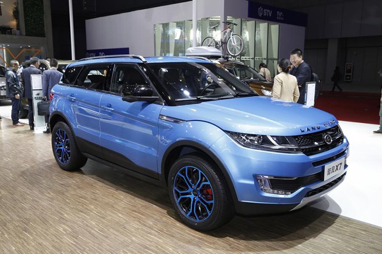 o-to-7-cho-nhai-xe-sang-range-rover-gia-chi-330-trieu-dong-gay-sot