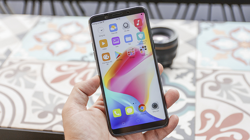 oppo-f5-moi-ra-mat-gia-699-trieu-dong-co-gi-hay