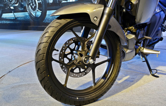 suzuki-trinh-lang-xe-con-tay-the-thao-dep-long-lanh-gia-chi-34-trieu-dong