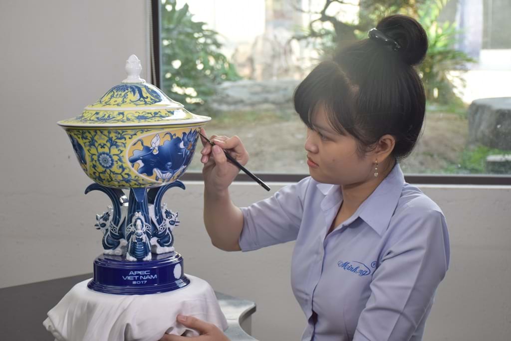 tiet-lo-qua-trinh-lam-ra-chiec-chen-ngoc-dac-biet-tang-cac-lanh-dao-apec