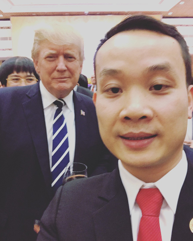 doanh-nhan-tre-selfie-cung-tong-thong-donald-trump-gay-xon-xao-la-ai
