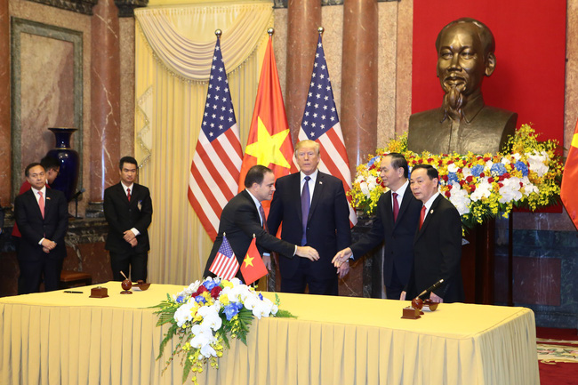 doanh-nhan-tre-selfie-cung-tong-thong-donald-trump-gay-xon-xao-la-ai