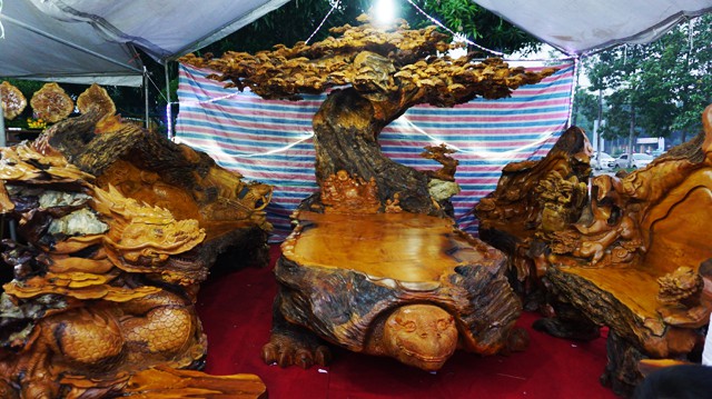 bo-ban-ghe-go-tu-linh-nghin-nam-gia-28-ty-gay-choang-co-gi-dac-biet