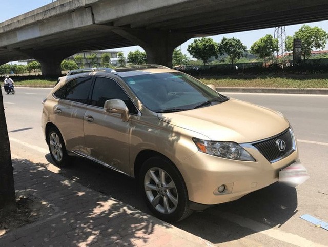 xe-sang-lexus-3-ty-sau-7-nam-su-dung-bi-ha-gia-soc