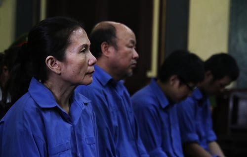 vu-23600-chi-vang-nguyen-nu-giam-doc-agribank-ben-thanh-doi-dien-an-tu-hinh