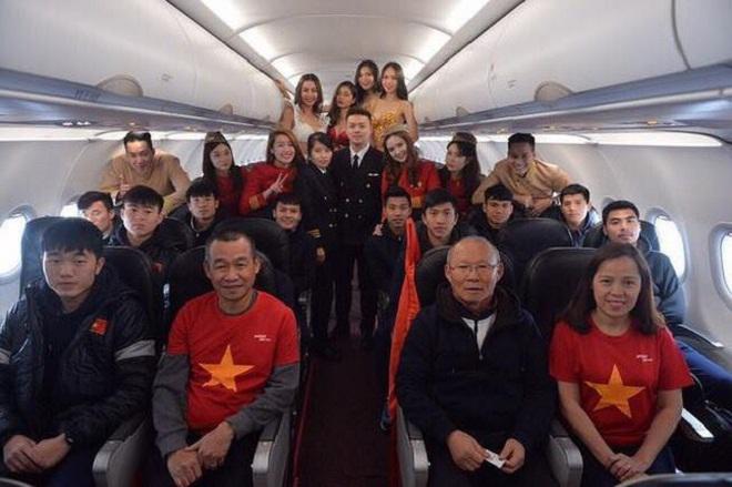 vu-nguoi-mau-bikini-tren-chuyen-co-vietjet-cho-u23-cuc-hang-khong-len-tieng