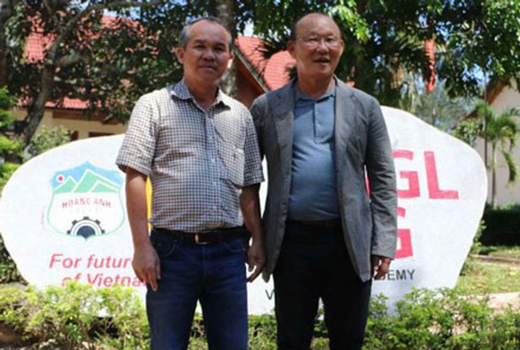 bau-duc-dang-tai-tro-tra-luong-cho-hlv-park-hang-seo-bao-nhieu-tienthang