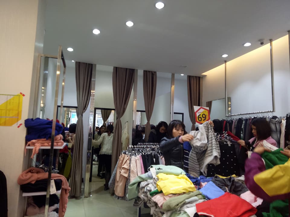 cuoi-nam-hang-thoi-trang-giam-gia-sap-san-chi-em-van-phong-do-xo-di-mua