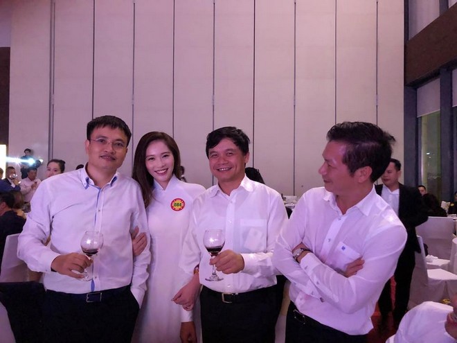 xon-xao-ban-gai-hoa-hau-xinh-dep-vua-dinh-hon-voi-shark-hung