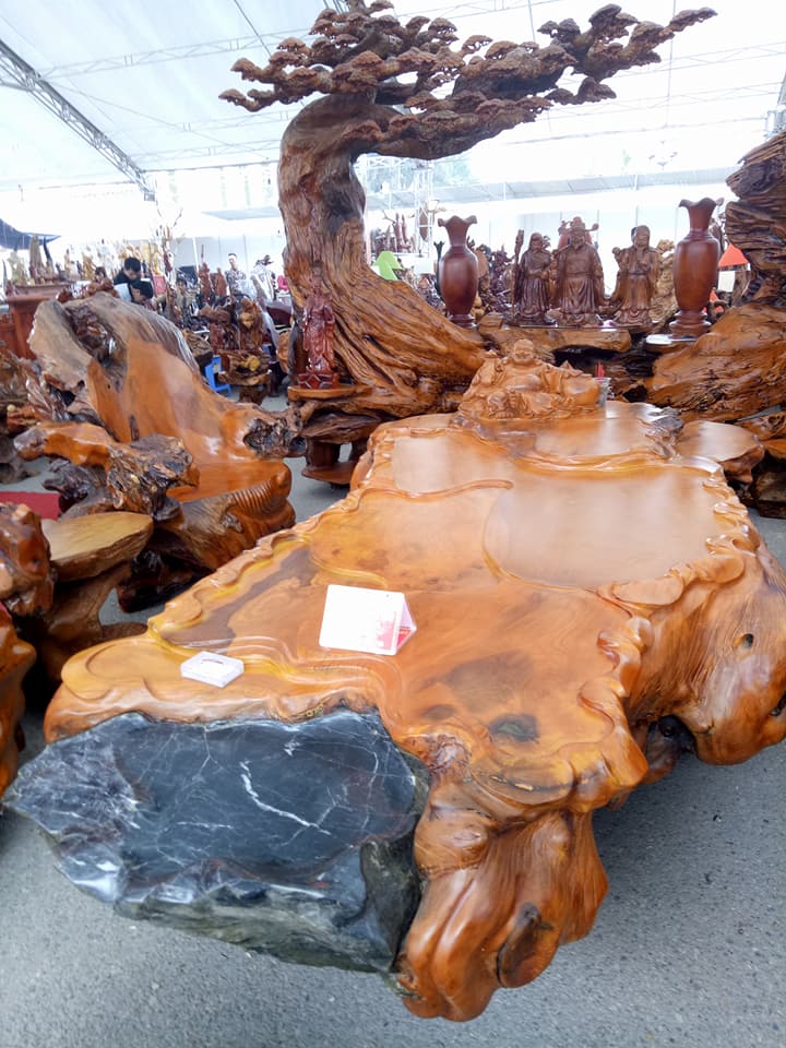 choang-bo-ban-ghe-go-lua-8-mon-hoanh-trang-gia-690-trieu-dong