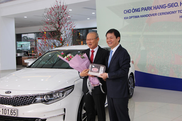 hlv-park-hang-seo-nhan-qua-tang-o-to-hon-900-trieu-tu-dai-gia-truong-hai