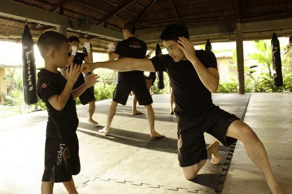 xon-xao-tin-dau-vo-voi-flores-su-that-ve-vo-cong-cao-cuong-cua-johnny-tri-nguyen