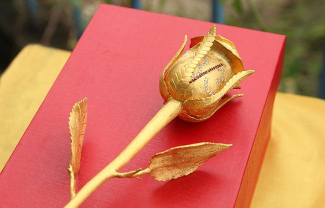 phat-sot-nhung-bong-hoa-ma-vang-gia-gan-chuc-trieu-tang-chi-em-ngay-83