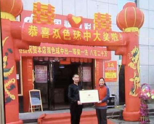 mua-ve-so-bo-di-cua-nguoi-khac-khach-nu-trung-xo-so-295-ty-dong