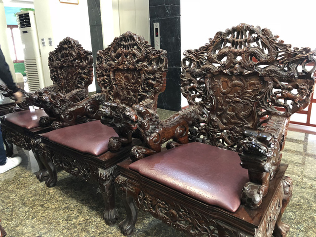 bo-ban-ghe-cham-rong-17-mon-dai-gia-tra-5-ty-khong-ban-o-bac-ninh-doc-co-nao