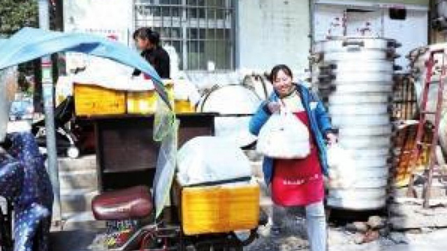 ban-banh-bao-cap-vo-chong-tau-duoc-nha-o-to-khien-nhieu-nguoi-ghen-ti