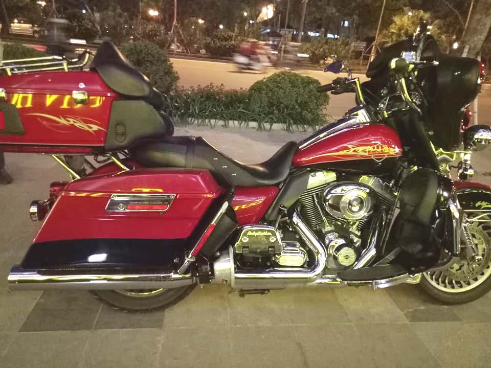 mo-to-harley-ham-ho-gia-18-ty-dong-noi-bat-khi-lan-banh-tren-duong-pho-ha-noi