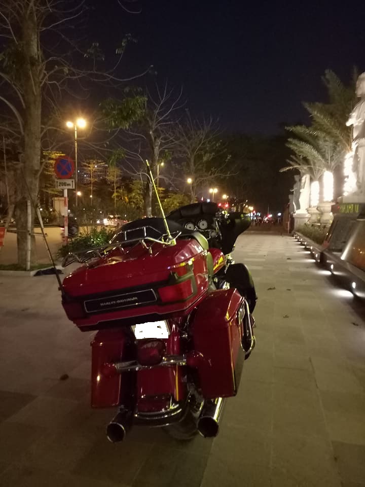 mo-to-harley-ham-ho-gia-18-ty-dong-noi-bat-khi-lan-banh-tren-duong-pho-ha-noi