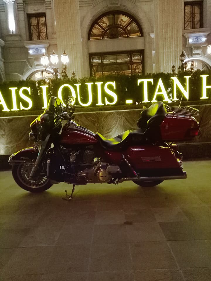 mo-to-harley-ham-ho-gia-18-ty-dong-noi-bat-khi-lan-banh-tren-duong-pho-ha-noi