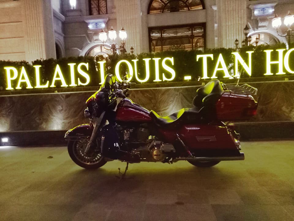 mo-to-harley-ham-ho-gia-18-ty-dong-noi-bat-khi-lan-banh-tren-duong-pho-ha-noi