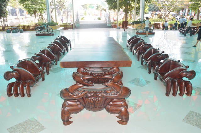 bo-ban-ghe-hinh-cua-nang-hang-tan-gia-2-ty-dong-cua-dai-gia-soc-trang-doc-co-nao
