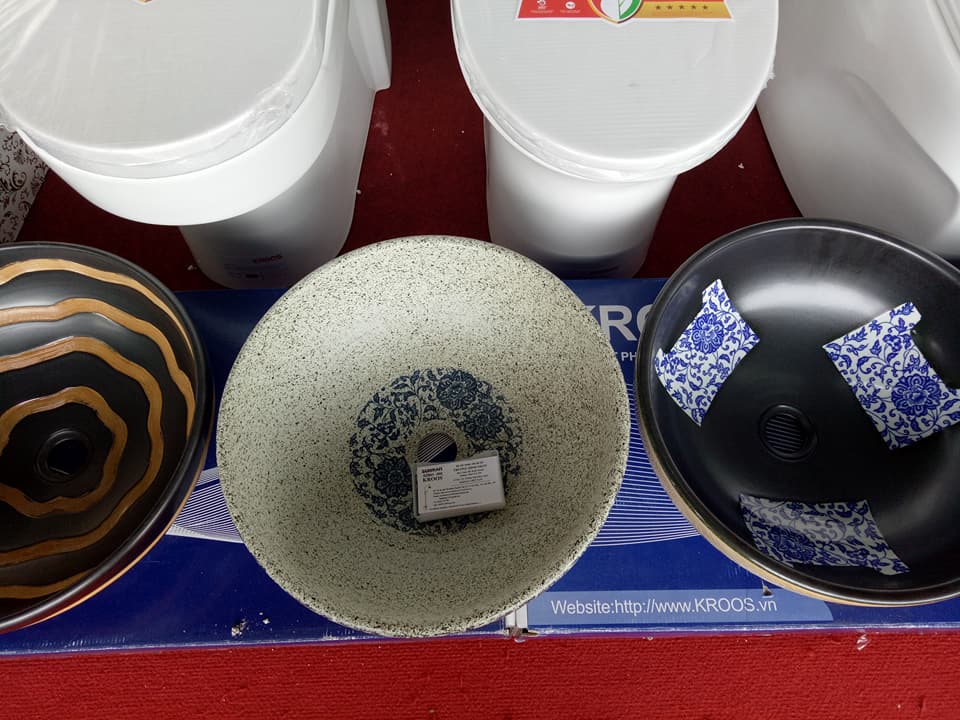 can-canh-lavabo-trang-tri-hoa-dep-mat-gia-trieu-dongchiec-o-cho-viet