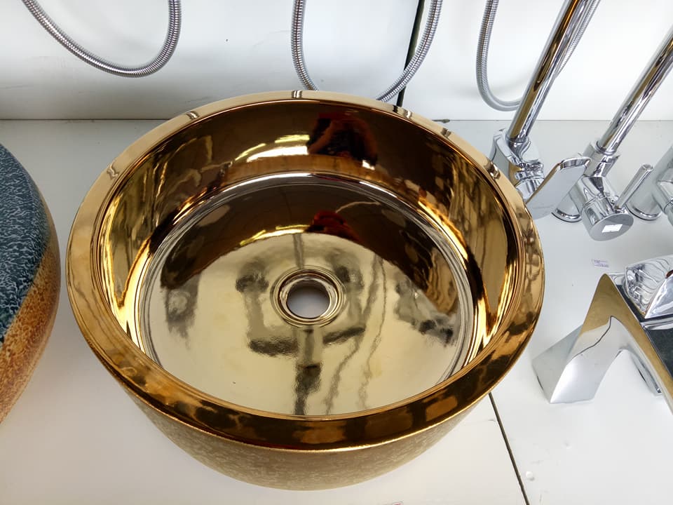 can-canh-lavabo-trang-tri-hoa-dep-mat-gia-trieu-dongchiec-o-cho-viet