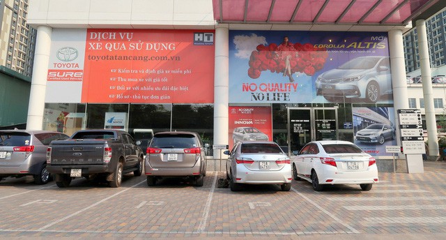 toyota-ban-o-to-cu-chinh-hang-nguoi-mua-chi-viec-chong-tien-moi-thu-co-toyota-lo