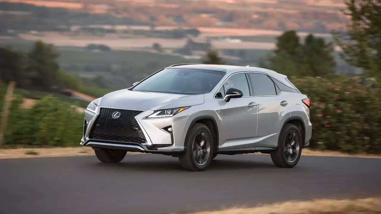 chiu-thue-cao-ngat-lexus-nhat-900-trieu-ve-viet-nam-vot-len-gan-3-ty-dong