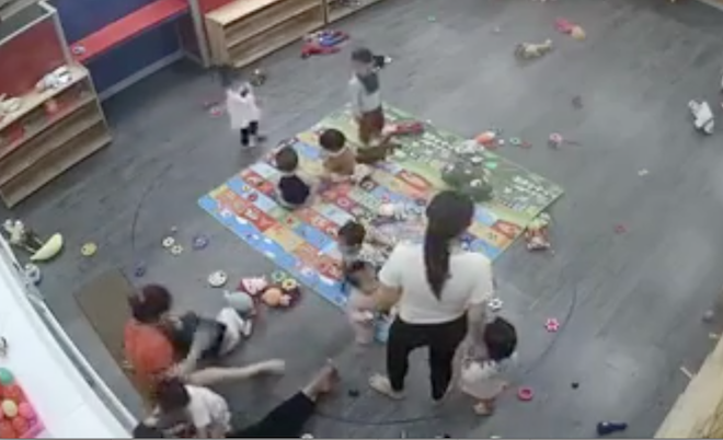 nghe-an-camera-ghi-lai-canh-giao-vien-mam-non-nhan-tam-danh-lien-tiep-vao-nguoi-tre