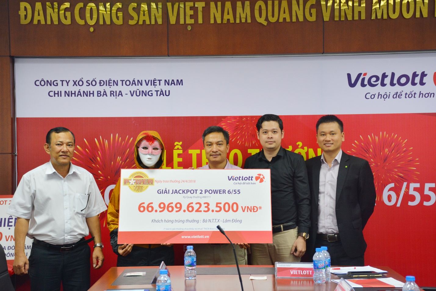 xo-so-vietlott-nu-ty-phu-moi-nguoi-lam-dong-deo-mat-na-nhan-thuong-gan-67-ty-dong