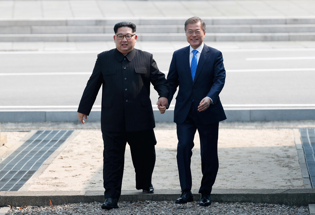 can-canh-buoc-chan-ong-kim-jong-un-di-qua-ranh-gioi-hai-mien-trieu-tien