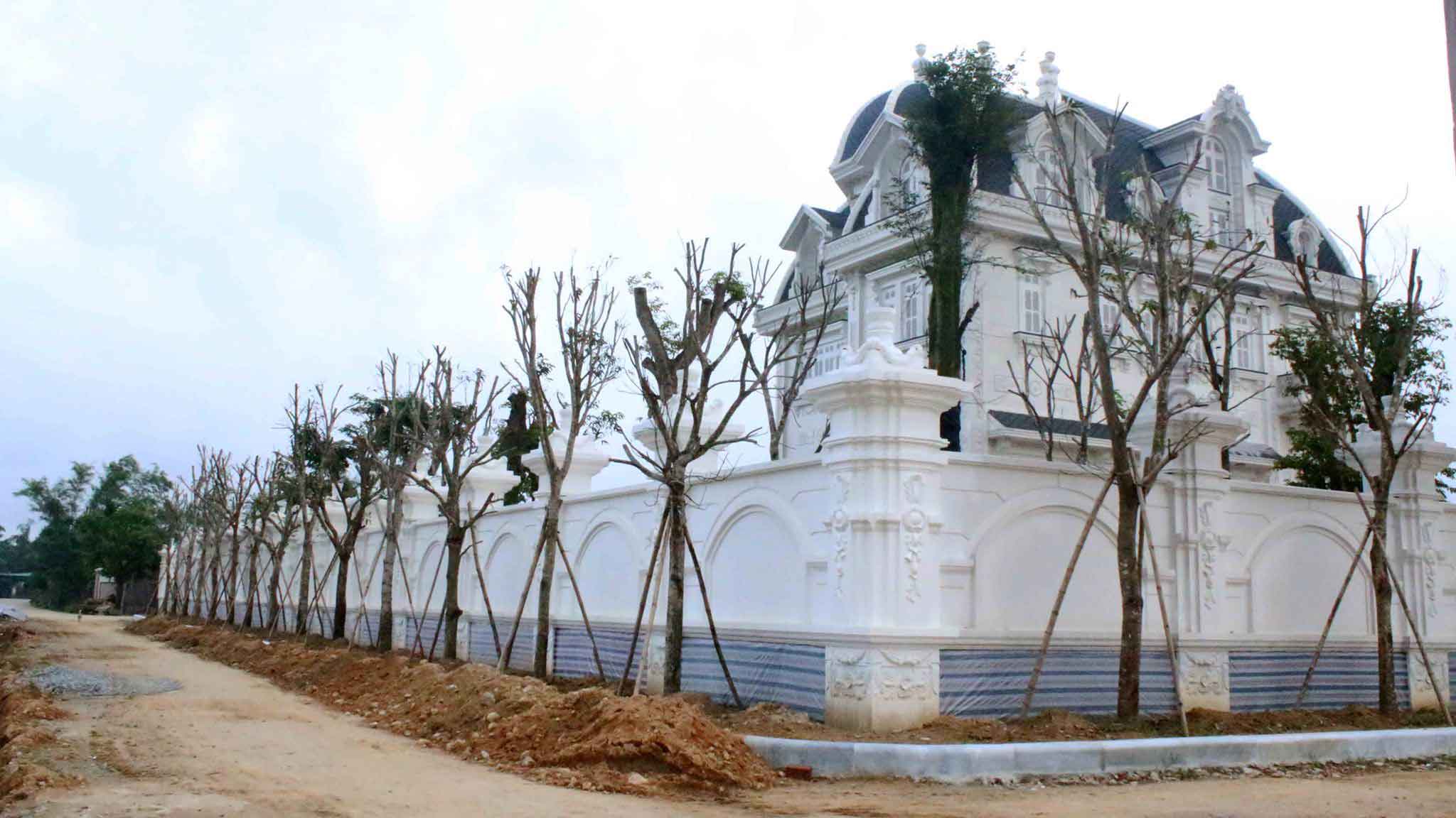 xon-xao-toa-lau-dai-trang-nguy-nga-trang-le-cua-cu-ba-78-tuoi-o-ha-tinh