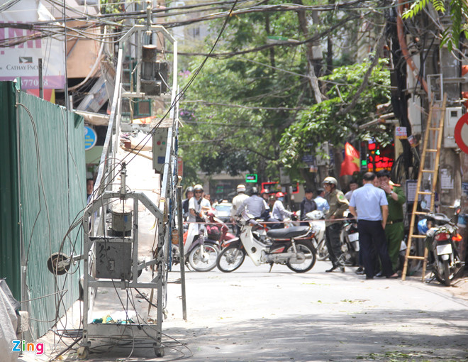 ha-noi-dang-uong-nuoc-via-he-bi-van-thang-de-trung-3-thanh-nien-phai-cap-cuu