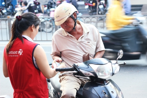 khach-hang-lien-tuc-trung-tram-ty-nhan-vien-vietlott-thu-nhap-bao-tienthang