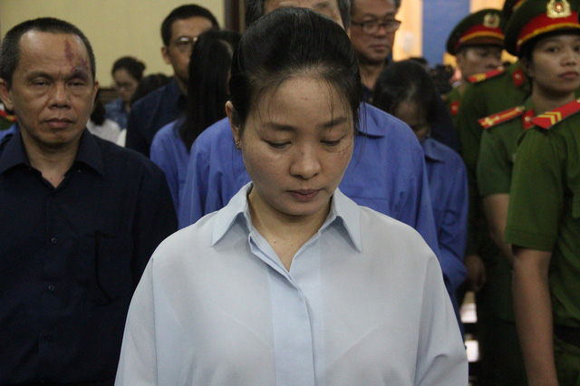 loat-nguoi-than-phai-dung-truoc-vanh-mong-ngua-cung-nu-dai-gia-hua-thi-phan