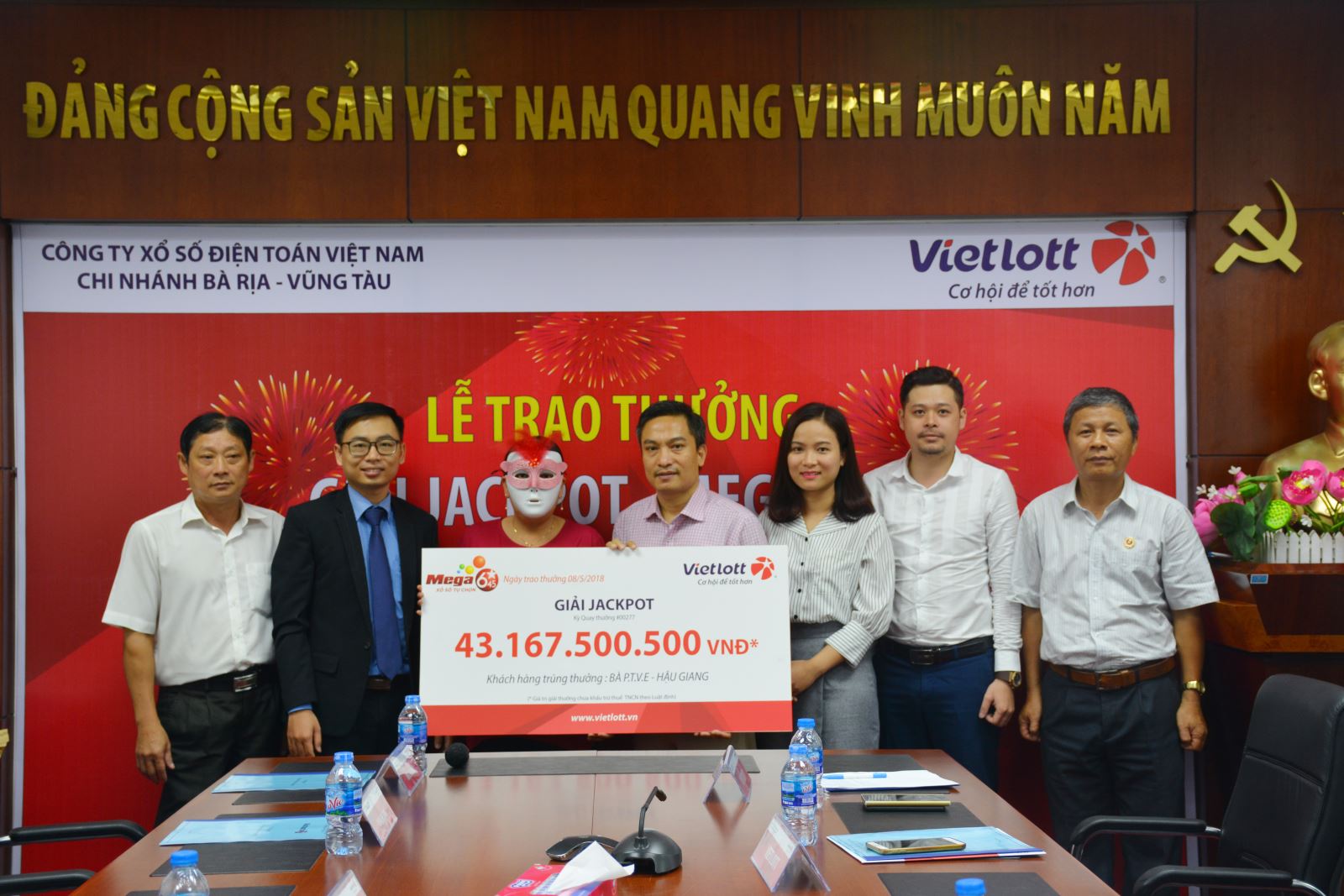 xo-so-vietlott-con-10000-dong-mua-not-1-ve-nguoi-phu-nu-hau-giang-linh-thuong-hon-43-ty