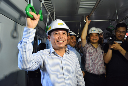 trai-nghiem-tau-duong-sat-cat-linh---ha-dong-bo-truong-gtvt-noi-gi