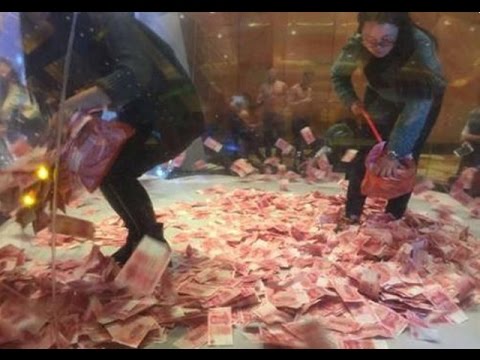 bat-ngo-con-mua-tien-350-trieu-dong-roi-xuong-duong-nguoi-dan-tranh-nhau-nhat